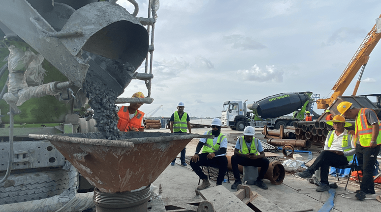 Operários chineses e guianenses trabalham em obra de ponte sobre o rio Demerara, na Guiana