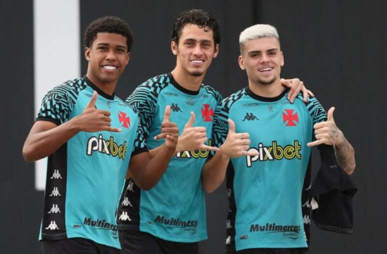 Matheus Lima/Vasco - Legenda: Marlon Gomes e Gabriel Pec (camisa11) asseguraram R$ 113 milhões a mais ao cofres do Vasco