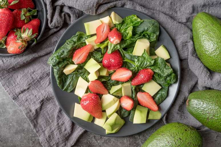 Salada de espinafre com morango e abacate 