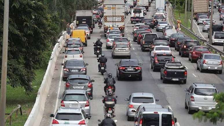 Governo de São Paulo libera pagamentos via pix para emissão de CNH, registro de veículo 0 Km, entre outros serviços. Na foto, trânsito na Marginal do Tietê.