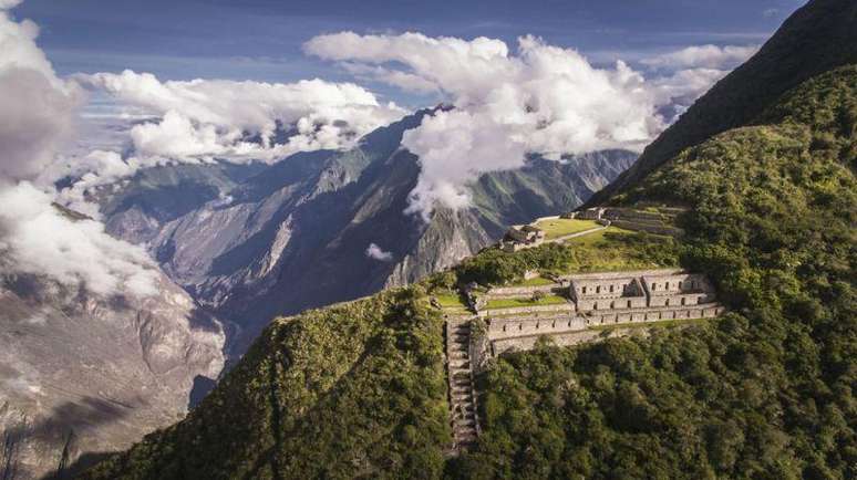 As ruínas de Choquequirao estão localizadas em uma impressionante paisagem andina.