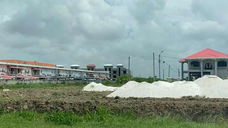 Áreas antes usadas para plantar cana-de-açúcar e arroz agora dão lugar a casas de luxo e condomínios fechados nos subúrbios de Georgetown