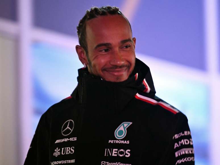O piloto britânico da Mercedes, Lewis Hamilton, caminhando para uma reunião de pilotos antes da terceira sessão de treinos livres do Grande Prêmio de Fórmula 1 de Las Vegas, em 17 de novembro de 2023, em Las Vegas, Nevada.