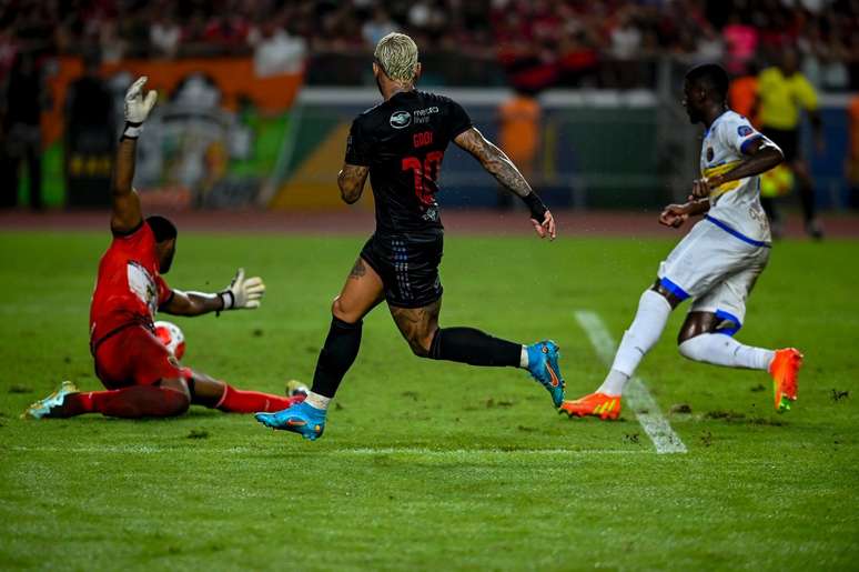 Gabigol marcando gol pelo Flamengo