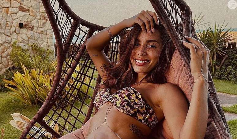 Anitta shows off her toned stomach in a bikini photo, but it’s the detail of the singer’s face that steals the show.  Find out what!