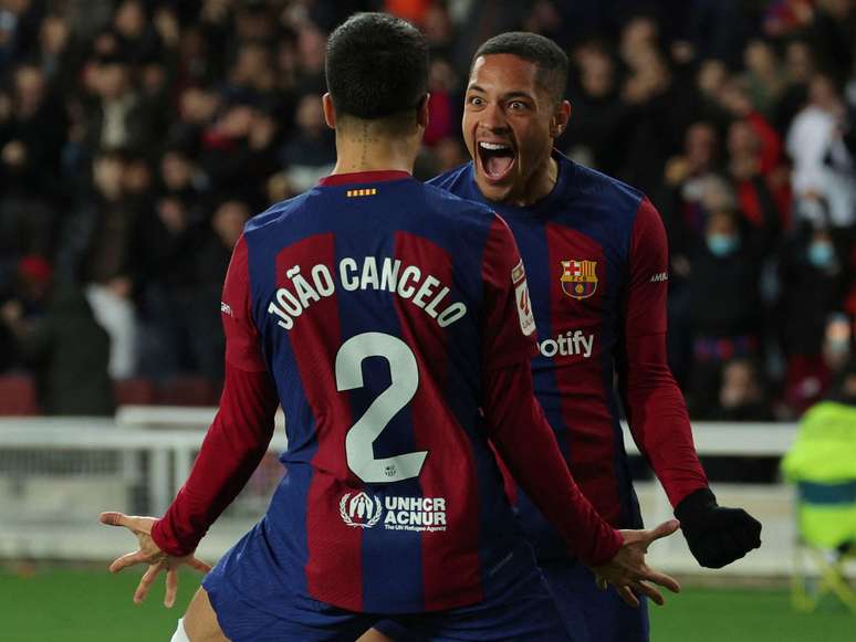 A imagem mostra o jogador brasileiro Vitor Roque comemorando o gol com o português João Cancelo, que deu a vitória ao Barcelona, em 31 de janeiro de 2024.