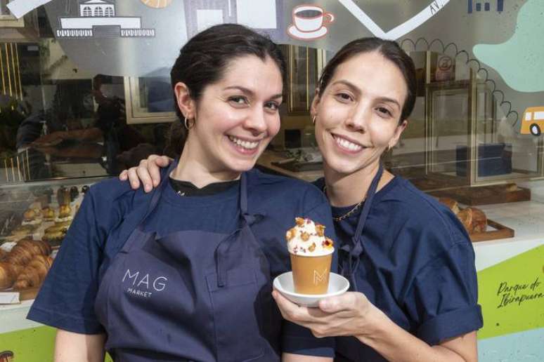 Julia Canu e Tássia Magalhães, com copinho de sorvete de pão, são reponsáveis pelas sobremesas de aniversário da Mag Market. FOTO TABA BENEDICTO / ESTADAO