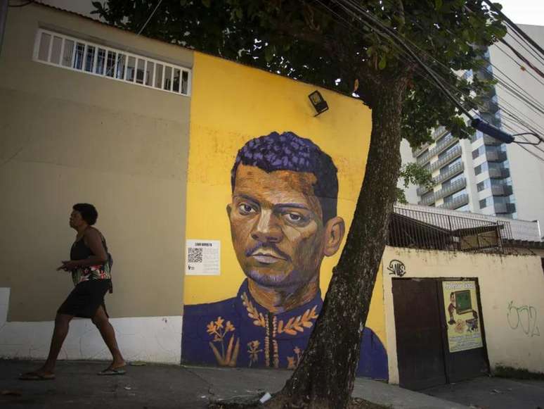 A imagem mostra Lima Barreto, pintado na rua Major Mascaranhas, no Cachambi, em ação do Projeto Negro Muro.