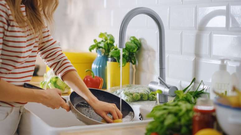 Clean utensils and surfaces very well – Photo: Shutterstock Clean utensils and surfaces very well – Photo: Shutterstock