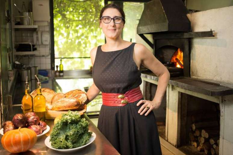 A chef Paola Carosella, eleita a Melhor do Brasil na categoria influenciadora de culinária e gastronomia, na cozinha de seu restaurante Arturito em São Paulo