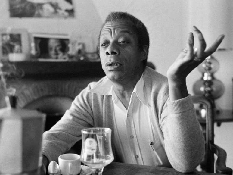 A imagem mostra o escritor estadunidense James Baldwin, homenageado pelo google nesta quinta-feira (1).