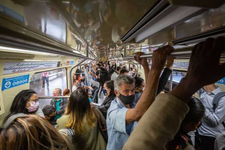 Aglomeração em trem da linha 3 (Vermelha) do metrô