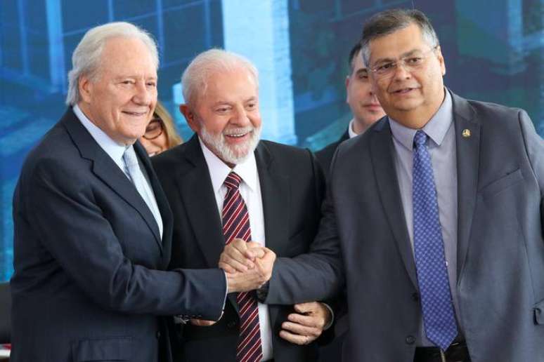 Ricardo Lewandowski ao lado de Lula e Flávio Dino