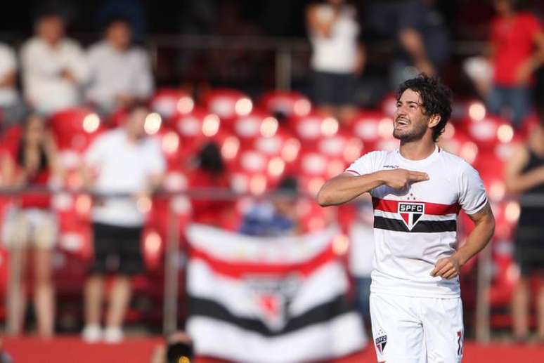 Depois de passagem frustrada pelo São Paulo, futuro de Pato no futebol é incerto.