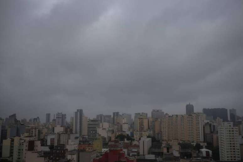 Tempo nublado em São Paulo, em janeiro: previsão para o final de semana é de mais nuvens e pancadas de chuva