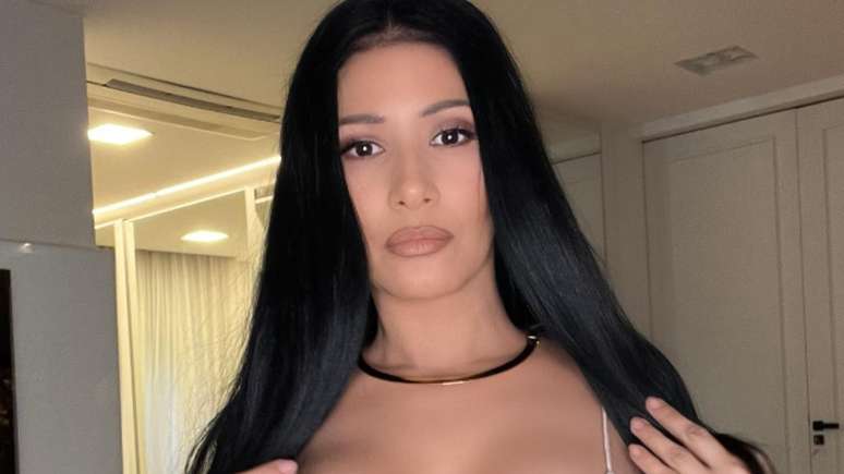 At 41, Simaria shows generous cleavage in a video without makeup