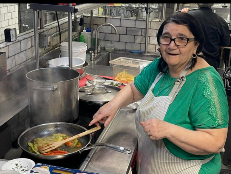 Restaurante em Nova York serve pratos preparados por avós do mundo todo