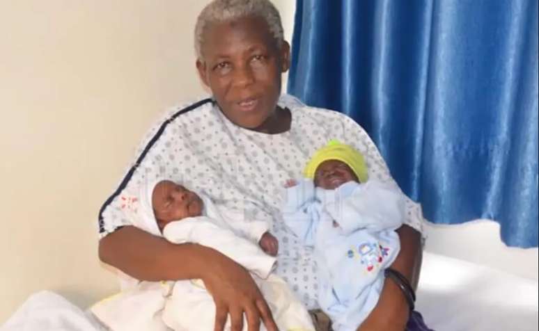 Safina Namukwaya, que se tornou mãe de gêmeos aos 70 anos, na África