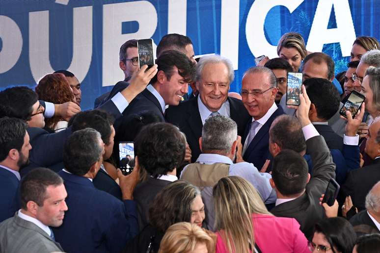 Ministro Ricardo Lewandowski (ao centro) toma posse nesta quinta, 1.fev.24