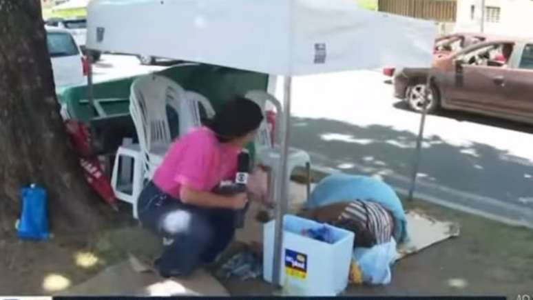 Repórter acorda vendedora ambulante que dormia no chão, em Salvador, Bahia.