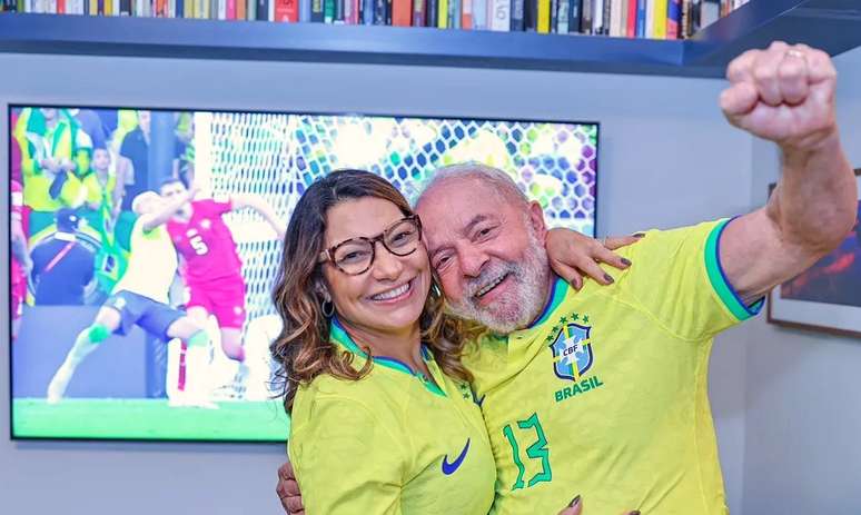 Lula e Janja acompanham jogo da seleção brasileira pela TV