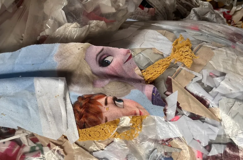 Peda&ccedil;os de roupas da marca Disney mostram um peda&ccedil;o de Elsa, do filme Frozen