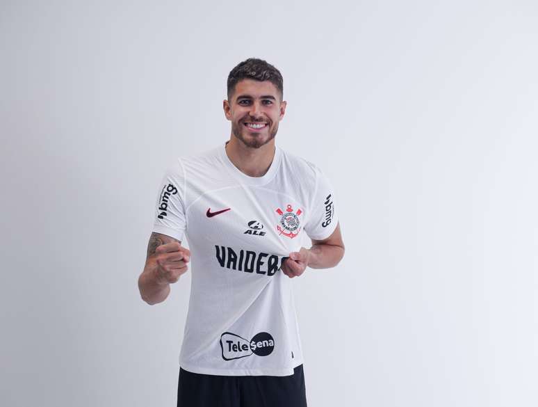 Corinthians oficializa a contratação do atacante Pedro Raul, ex-Toluca. 