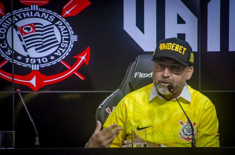 Presidente do Corinthians aparece em vídeo vazado confirmando interesse em meia de 'primeira linha'; Garro e Pedro Raul também são citados. 