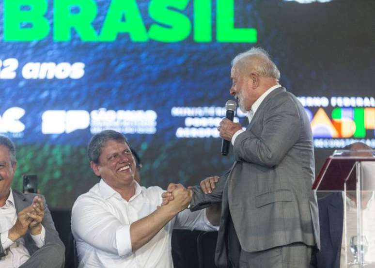 Tarc&iacute;sio de Freitas e Lula se cumprimentam em cerim&ocirc;nia em Santos