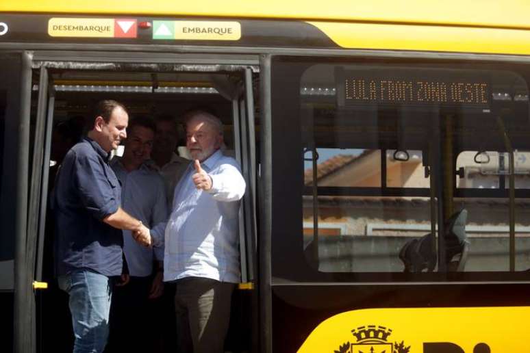 O presidente Lula com Eduardo Paes na zona oeste do Rio de Janeiro