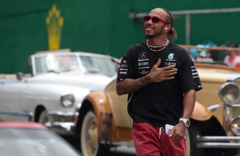 Lewis Hamilton vai pilotar pela Ferrari em 2025.