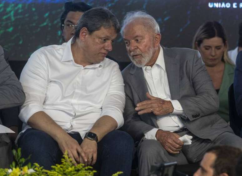 O governador Tarcísio e o presidente Lula em evento em Santos, litoral de São Paulo