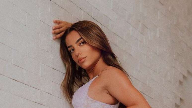 Former BBB Key Alves impresses by posing in low-cut lingerie in racy photos