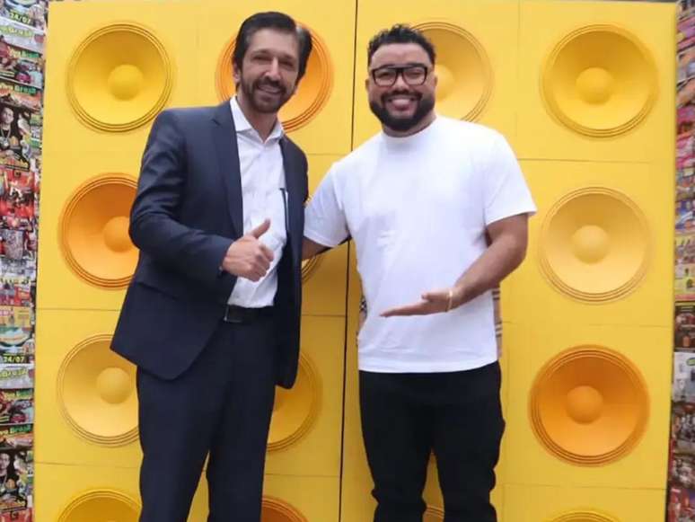 A imagem mostra o prefeito de S&atilde;o Paulo Ricardo Nunes (MDB) e o presidente da GR6, uma das maiores produtoras de funk no Brasil.