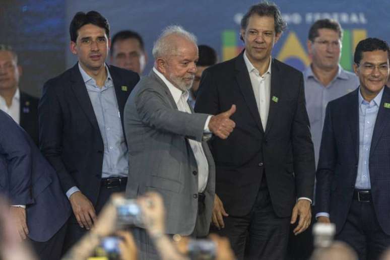 Ministro Silvio Costa Filho, Tarc&iacute;sio de Freitas, Lula e ministro Fernando Haddad na cerim&ocirc;nia em Santos