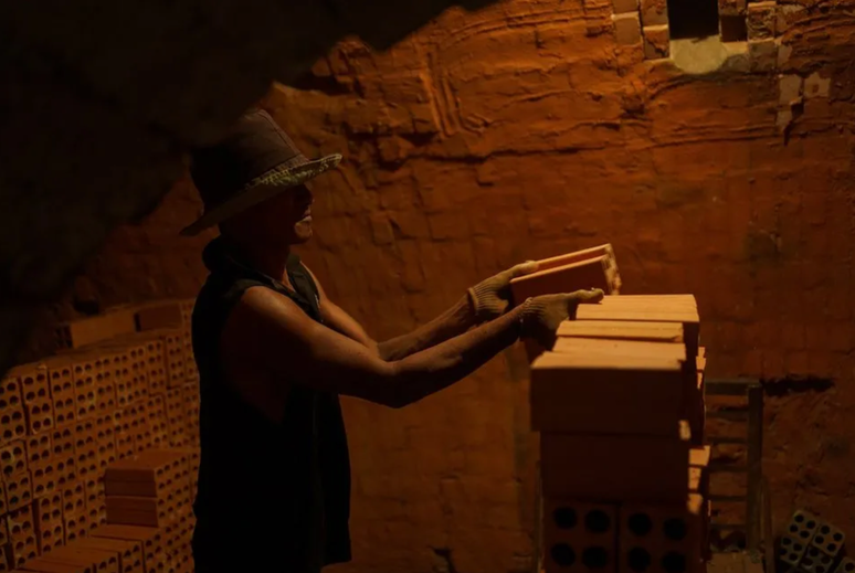 Trabalhadores dizem que os tijolos muitas vezes os queimam atrav&eacute;s das luvas