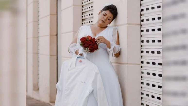 The partner dies a month before the date and the bride “gets married” alone