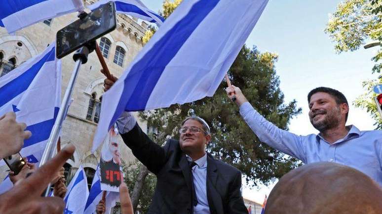 Os pol&iacute;ticos de extrema direita Itamar Ben-Gvir (&agrave; esquerda) e Bezalel Smotrich (&agrave; direita) fazem parte da coaliz&atilde;o do primeiro-ministro Benjamin Netanyahu