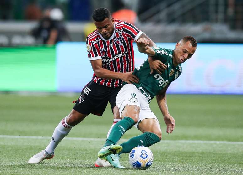 17 DE NOVEMBRO: Reinaldo, do S&atilde;o Paulo, e Breno Lopes, do Palmeiras, disputam a bola durante partida entre Palmeiras e S&atilde;o Paulo pelo Campeonato Paulista 2021, no Allianz Parque, no dia 17 de novembro de 2021, em S&atilde;o Paulo. 