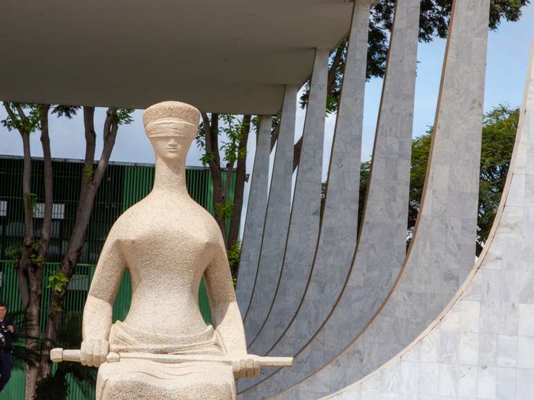 Imagem da escultura da Justiça, na fachada do palácio do Supremo Tribunal Federal, em Brasília. Caso de xenofobia tramita pela Justiça Federal de Santarém.