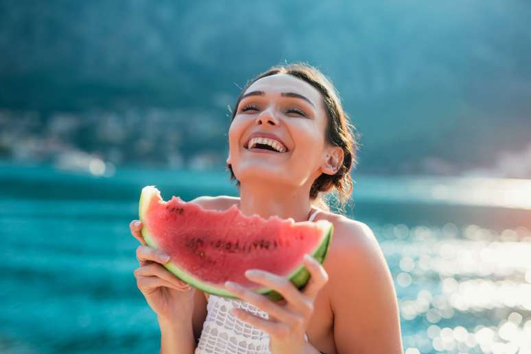 O consumo de frutas pode ajudar a manter a hidratação na praia 