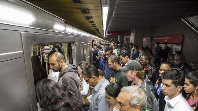Linha 3-Vermelha do Metr&ocirc; de SP tem circula&ccedil;&atilde;o parada por quase 1h