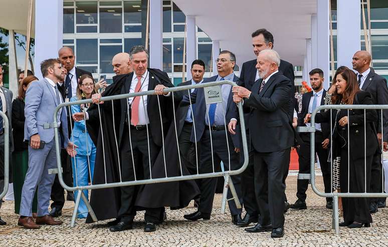 Presidentes do STF, Luís Roberto Barroso, da República, Lula (PT), e do Congresso, Rodrigo Pacheco (PSD-MG), durante a retirada simbólica das grades de proteção, que estavam instaladas na Praça dos Três Poderes