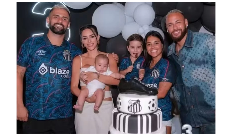 Neymar e Bruna Biancardi, juntos, fazem foto com Mavie em aniversário de filho de 'parça'.