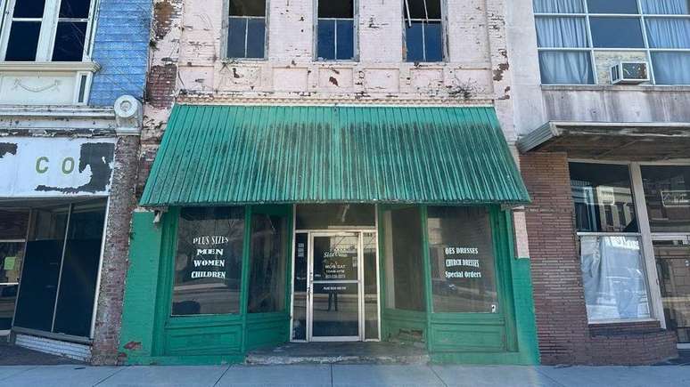 Com&eacute;rcios fechados se enfileiram nas ruas do centro hist&oacute;rico de Orangeburg