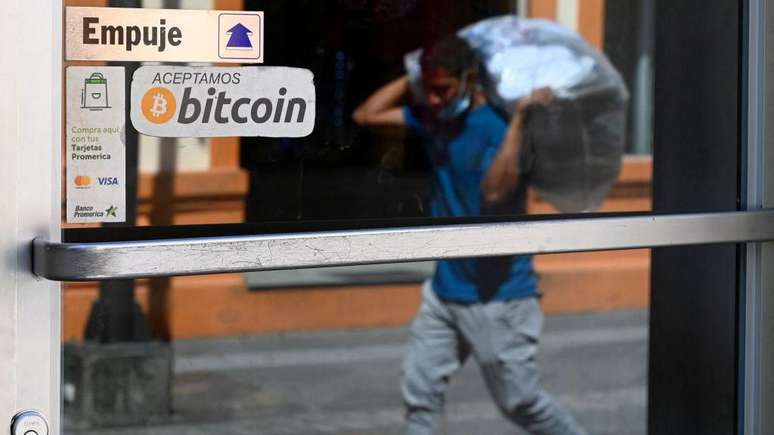 Maioria da popula&ccedil;&atilde;o salvadorenha n&atilde;o adotou o bitcoin como moeda de uso di&aacute;rio
