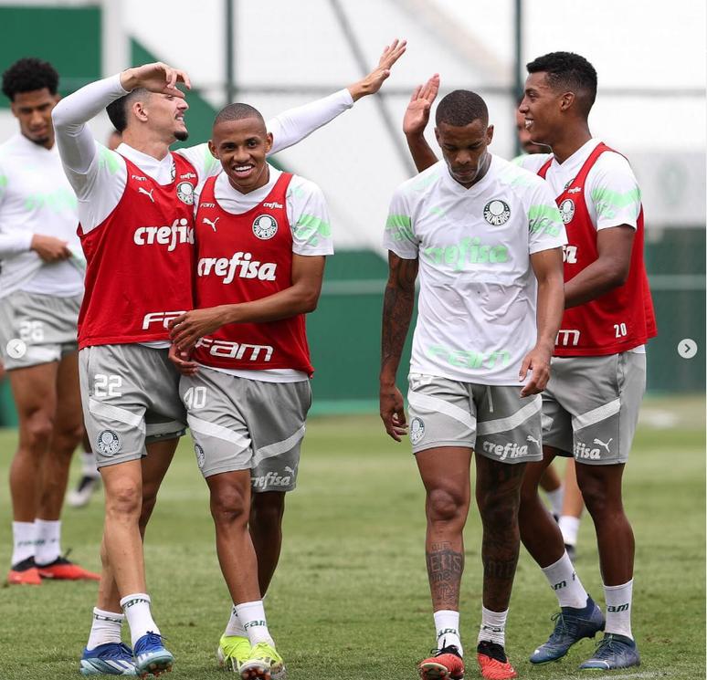 ( Foto: Cesar Greco/Palmeiras / Esporte News Mundo Na manhã deste sábado, o Palmeiras fez seu último treino e encerrou sua preparação para a grande final da Supercopa Rei, que acontecerá domingo (04), no estádio do Mineirão, as 16h (de Brasília), em Belo Horizonte. Para esse último treino, Abel focou em preparar situações de jogo, bolas paradas e montar o time ideal que irá a campo contra o São Paulo. E no período da tarde, a delegação parte rumo a Minas Gerais, palco do jogo. Em uma final, que geralmente é decidida em detalhes, é crucial o treinamento de bolas paradas e jogadas ensaiadas, essas que geralmente pegam o adversário de surpresa, e talvez, decidam a partida. Como bem sabemos, o coletivo do Palmeiras é muito bom e vem se provando a cada ano que passa, então a inovação de jogadas é de extrema importância para que o rival não te coloque em situações desconfortáveis na partida. A equipe titular que vem se desenhando é composta por: Weverton, Marcos Rocha, Murilo, Gustavo Gómez e Piquerez; Mayke, Zé Rafael, Richard Ríos e Raphael Veiga; Rony e Flaco López. Além disso, conta com nomes que podem decidir no banco, como é o caso de Breno Lopes, que já fez gol em final de Libertadores, e o recém chegado Aníbal Moreno, volante de muita qualidade que reforça o Verdão para a temporada. Dessa forma, na tarde deste domingo (04), o Palestra pode conseguir o primeiro título de 2024, começando o ano como toda equipe quer, apresentando um bom futebol e sendo recompensado com troféus. Caso se sagre campeão, a equipe da Barra Funda trará o bicampeonato da Supercopa para casa, já que ano passado derrotou o time do Flamengo pelo placar de 4 a 3, e conseguiu o título.