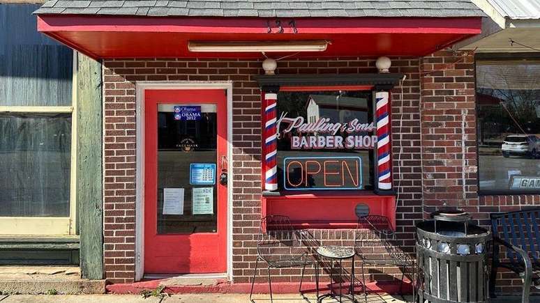 A barbearia Pauling & Sons &eacute; uma empresa familiar que est&aacute; em Winnsboro h&aacute; mais de 60 anos