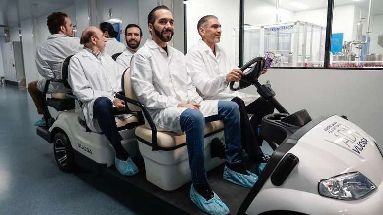 Bukele assistiu &agrave; inaugura&ccedil;&atilde;o de diversas obras e projetos nos &uacute;ltimos meses, como este novo conjunto de laborat&oacute;rios