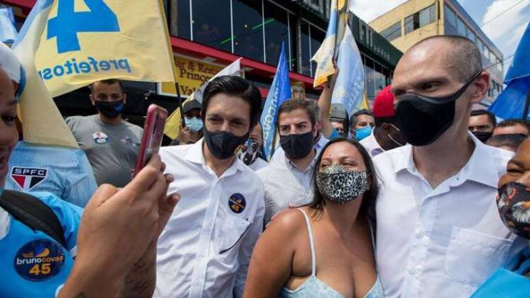 Bruno Covas e Ricardo Nunes em caminhada no bairro Valo Velho, no extremo sul da capital, durante campanha eleitoral de 2020